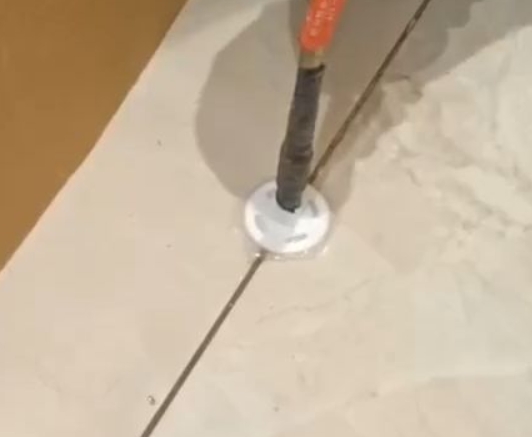 齐齐哈尔市瓷砖空鼓维修公司专业解答瓷砖在铺贴过程中，如果没有涂抹均匀到位的粘结材料（如水泥砂浆或瓷砖胶），可能会导致以下问题